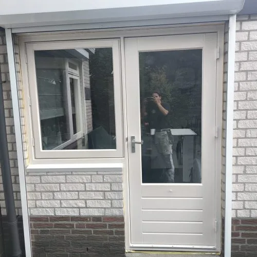 Witte achterdeur en raamkozijn met rolluik